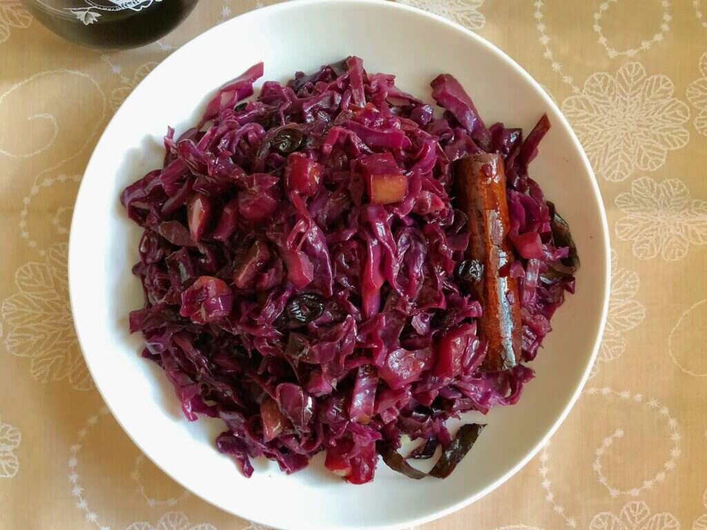 כרוב אדום חמוץ מתוק עם תפוחים ויין. | עֹז תלם