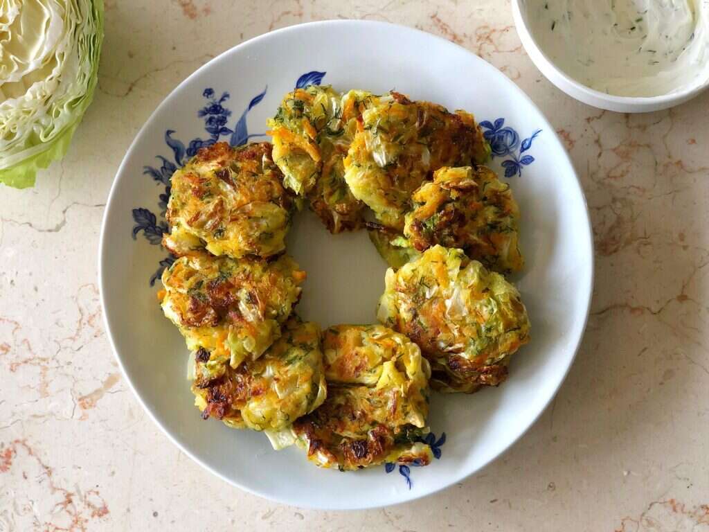 קפוסטי קוטלטי לביבות כרוב עם סולת, בצל וגזר. | עֹז תלם