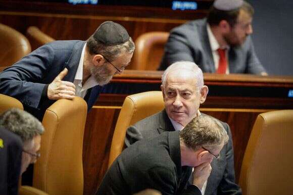 גפני משוחח עם נתניהו במליאת הכנסת | נועם מושקוביץ, דוברות הכנסת גפני משוחח עם נתניהו במליאת הכנסת | נועם מושקוביץ, דוברות הכנסת