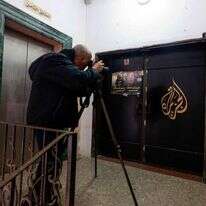 דלת הכניסה הסגורה למערכת אל-ג'זירה ברמאללה. | AFP דלת הכניסה הסגורה למערכת אל-ג'זירה ברמאללה. | AFP