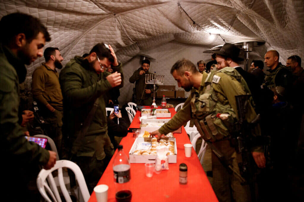 חיילים בהדלקת נר ראשון של חנוכה בגבול הצפון, בשבוע שעבר. | רויטרס