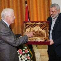 הנייה מגיש מזכרת לקרטר בביקורו בעזה ב־2009. | איי.אף.פי