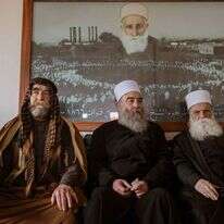 השייח' חיכמת אל־הג'רי (במרכז) ונכבדי הדרוזים בסוריה. | גטי אימג'ס השייח' חיכמת אל־הג'רי (במרכז) ונכבדי הדרוזים בסוריה. | גטי אימג'ס