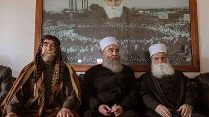 השייח' חיכמת אל־הג'רי (במרכז) ונכבדי הדרוזים בסוריה. | גטי אימג'ס השייח' חיכמת אל־הג'רי (במרכז) ונכבדי הדרוזים בסוריה. | גטי אימג'ס