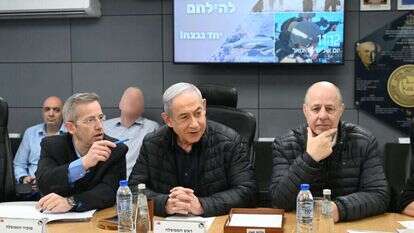 הנגבי, נתניהו ויוסי פוקס בביקור עם חברי הקבינט בפיקוד הדרום, ינואר, 2024. | חיים צח, לע"מ