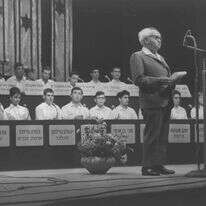 "מצעד רוחני". בן־גוריון נואם בחידון התנ"ך לנוער, 1965. | משה פרידמן, לע"מ