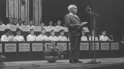 "מצעד רוחני". בן־גוריון נואם בחידון התנ"ך לנוער, 1965. | משה פרידמן, לע"מ