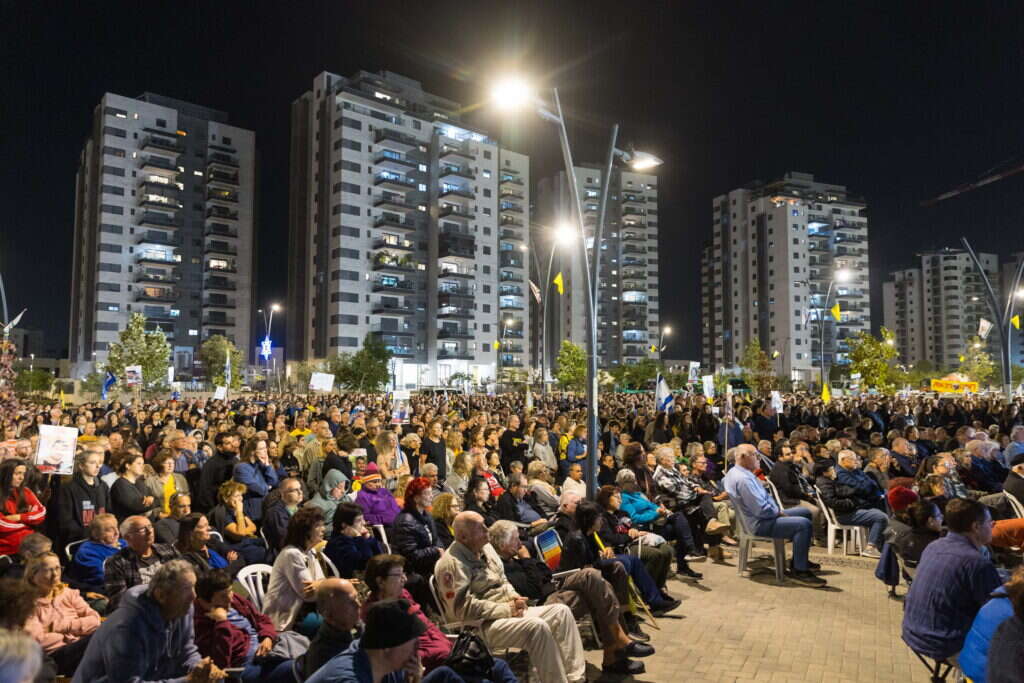 קהילות ניר־עוז ובארי בכרמי גת בעצרת 400 ימים ל־7 באוקטובר. | לירון מולדובן
