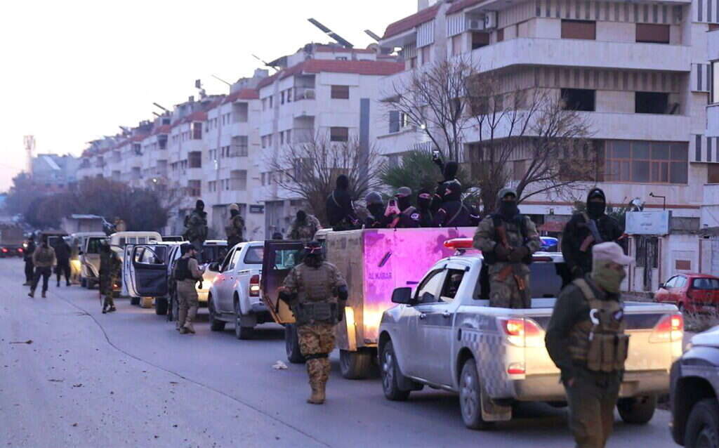 מהירות ונוכחות. הטויוטות של לוחמי המשטר הסורי במבצע לאיתור נאמני אסד בחומס, אתמול. | איי.אף.פי מהירות ונוכחות. הטויוטות של לוחמי המשטר הסורי במבצע לאיתור נאמני אסד בחומס, אתמול. | איי.אף.פי