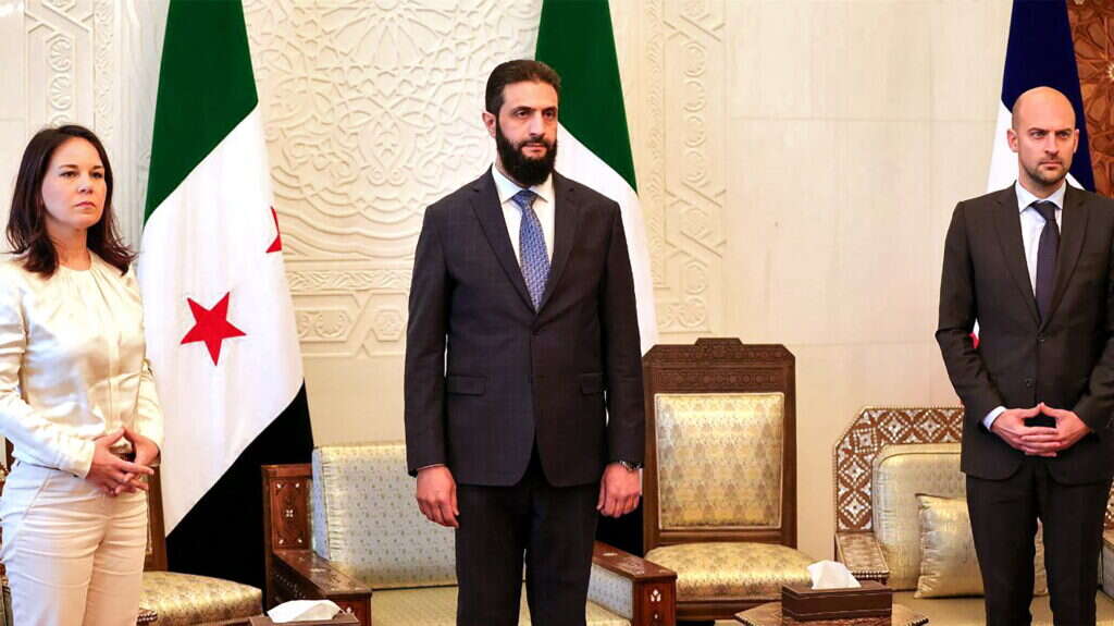 מנהיג סוריה החדש, אחמד א-שרע (אל-ג'ולאני) עם שרי החוץ השל גרמניה ושל צרפת. | AFP