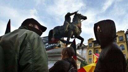 הפגנה נגד הסרת פסלו של פרנקו בספרד. | AFP הפגנה נגד הסרת פסלו של פרנקו בספרד. | AFP