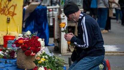 אמריקנים מניחים זרים באנדרטה לזכר קורבנות פיגוע הטרור בניו אורלינס בשבוע שעבר. | EPA