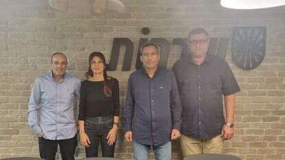 הורים שכולים מפורים גבורה עם ראש עיריית שדרות