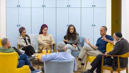 מימין לשמאל: הרב ראובן נתנאל, הראל רביד, ליאור אביאל־פרץ, תהילה ויינשטיין, מלכית שפיגל ועופר דורון. | לירון מולדובן