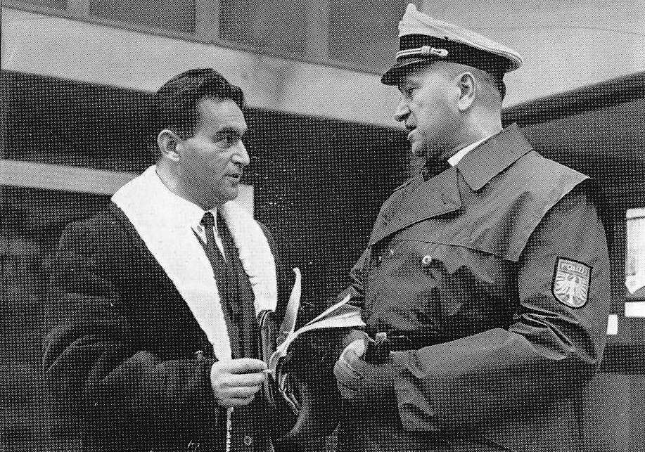 עדות של בעל זיכרון צילומי יוצא דופן. ורבה (משמאל) במשפט לפושעים נאצים, פרנקפורט 1964. מתוך הספר