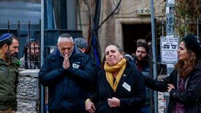 משפחת שהם בדרכה ללוויה של יובל ז"ל שנהרג בעזה. | חיים גולדברג, פלאש 90 משפחת שהם בדרכה ללוויה של יובל ז"ל שנהרג בעזה. | חיים גולדברג, פלאש 90