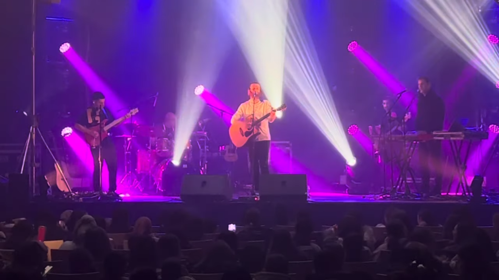 לגעת אפילו באדם אחד. שמואל בהופעה