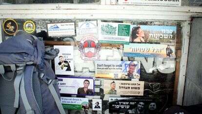 "אנחנו בית חב"ד שכול". סטיקרים עם תמונות החללים בנפאל. | יוסי זמיר, פלאש 90