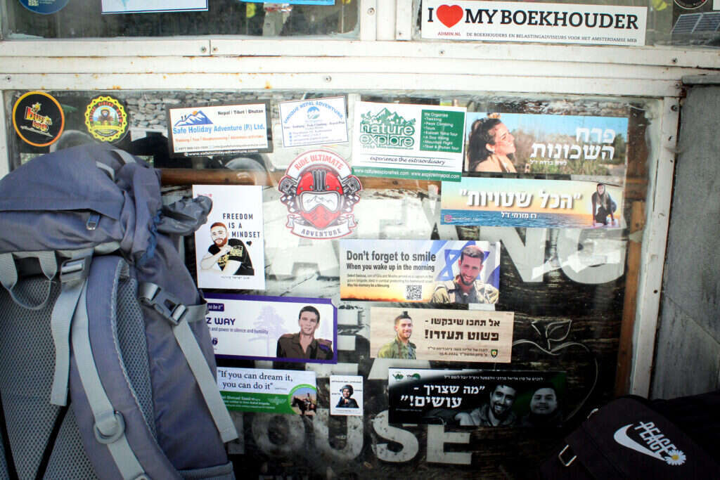 "אנחנו בית חב"ד שכול". סטיקרים עם תמונות החללים בנפאל. | יוסי זמיר, פלאש 90