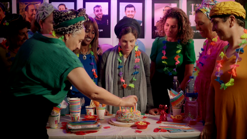 "היום יום ההולדת של הילד שלי, ואני עומדת כאן כדי לדבר על הילד שלי המת". מתוך הסרט. | מסך: מתוך הסרט