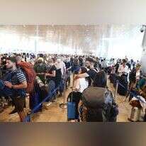 להתייעץ לפני שטסים. צעירים בנתב"ג. | יוסי אלוני, פלאש 90