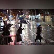 גשם ליד הרכבת הקלה בירושלים. | אורן בן חקון, פלאש 90