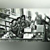 "'השיבו אש!', פקד קורפורל הנוטרים". הנוטרים לפני יציאתם לגוש עציון בשיירה, כ"ח בכסלו תש"ח. משמאל, בדרגות בולטות: סבא אליהו. | ארכיון כפר־עציון "'השיבו אש!', פקד קורפורל הנוטרים". הנוטרים לפני יציאתם לגוש עציון בשיירה, כ"ח בכסלו תש"ח. משמאל, בדרגות בולטות: סבא אליהו. | ארכיון כפר־עציון