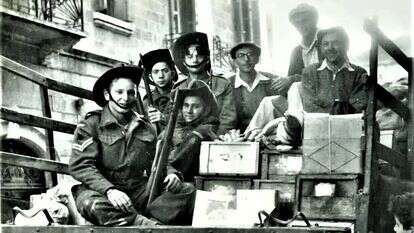 "'השיבו אש!', פקד קורפורל הנוטרים". הנוטרים לפני יציאתם לגוש עציון בשיירה, כ"ח בכסלו תש"ח. משמאל, בדרגות בולטות: סבא אליהו. | ארכיון כפר־עציון