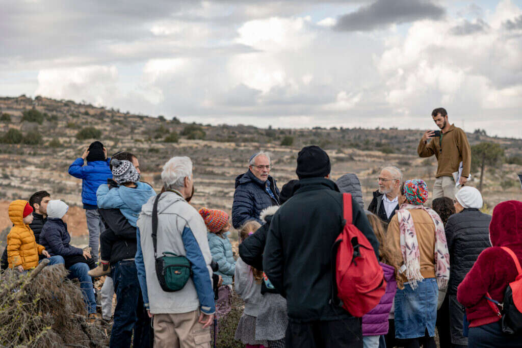 צאצאים וגם אנשים שביקשו הדלקת נרות עם ערכי מורשת. שמעון קרניאל במרכז, במהלך הסיור של בית ספר שדה כפר־עציון בעקבות שיירת העשרה. | נעמה שטרן