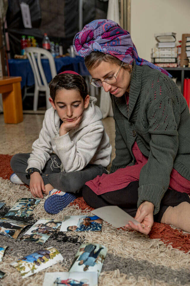 הדס, אלמנתו של אלעד וינקלשטין הי"ד, ובנו נווה. | נעמה שטרן הדס, אלמנתו של אלעד וינקלשטין הי"ד, ובנו נווה. | נעמה שטרן