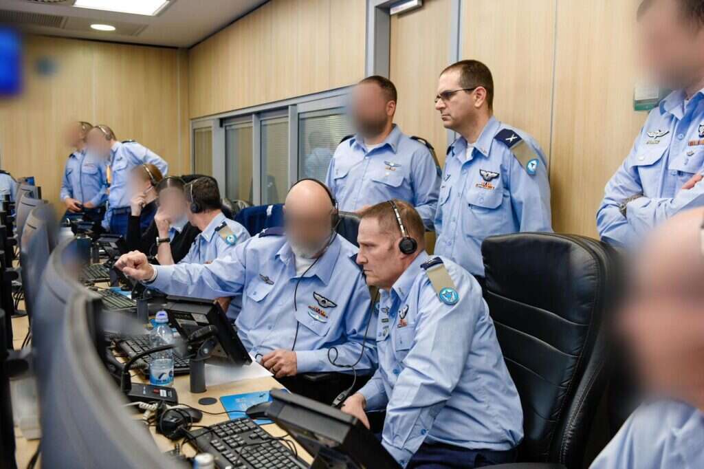 מפקד חיל האוויר, תומר בר, בתא השליטה בקריה בזמן התקיפה בתימן. | דובר צה"ל