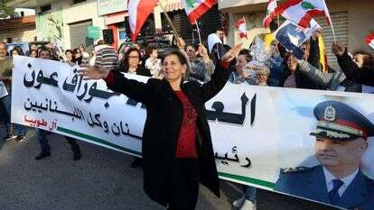 תושבים בביירות חוגגים את בחירת עאון לנשיא, אתמול. | אי.פי.איי