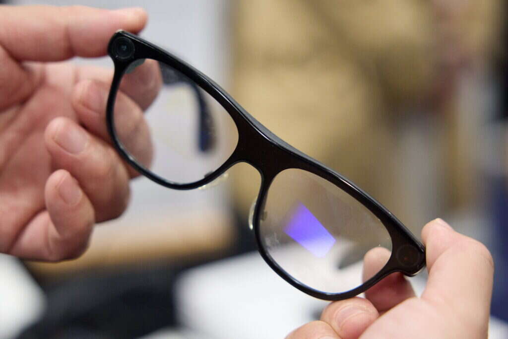 משקפיים חכמים. | EPA/ALLISON DINNER