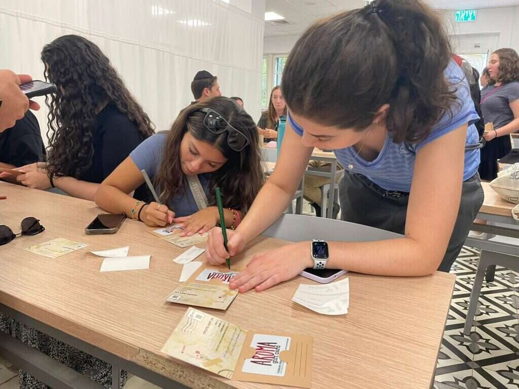 סטודנטים מבקרים משפחות מילואימניקים. | IS-resilent סטודנטים מבקרים משפחות מילואימניקים. | IS-resilent