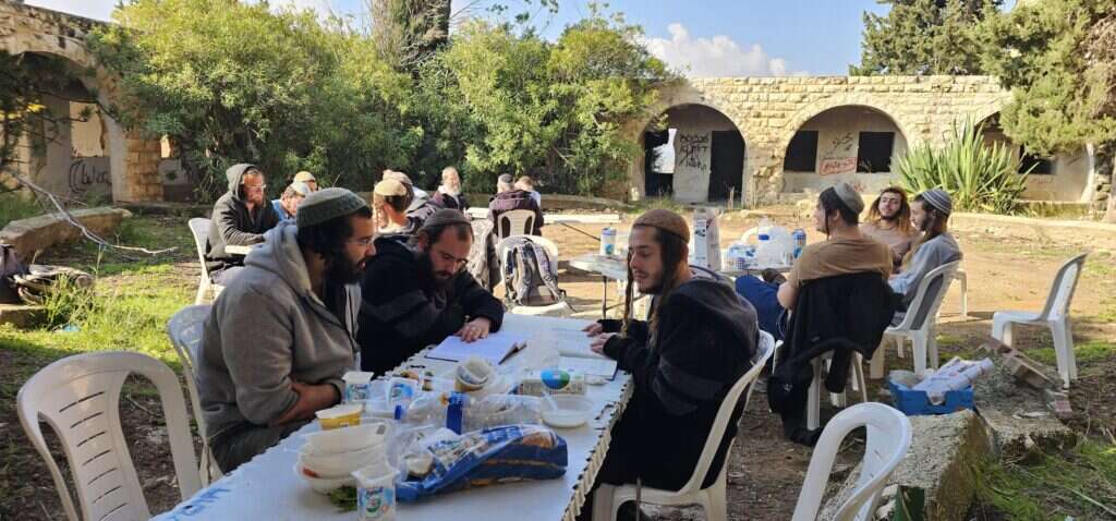 חברי גרעין שא-נור וישיבת חומש בשא-נור, הבוקר