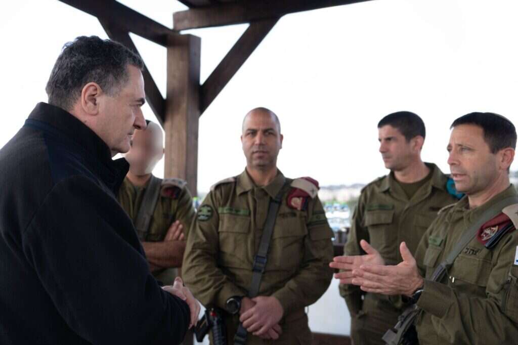 אלוף פיקוד מרכז אבי בלוט ושר הביטחון ישראל כ"ץ באוגדת איוש. | אריאל חרמוני, משרד הביטחון