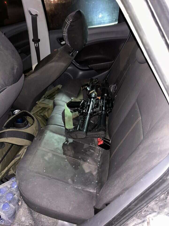 הנשקים הטעונים ברכבם של המחבלים שהיו בדרכם לבצע פיגוע. | דוברות שב"כ