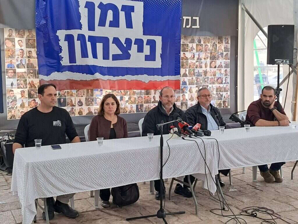 מסיבת עיתונאים של משפחות חטופים ומשפחות שכולות במאהל הגבורה מסיבת עיתונאים של משפחות חטופים ומשפחות שכולות במאהל הגבורה