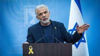 יו"ר הקואליציה ומפלגת "יש עתיד", יאיר לפיד, בישיבת סיעה בכנסת, היום. | יונתן זינדל, פלאש 90