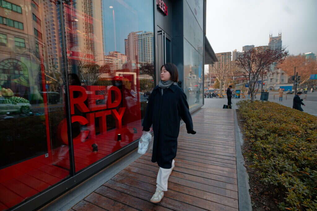משרדי Xiaohongshu | EPA/ALEX PLAVEVSKI