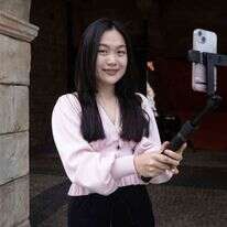 משפיענית מצלמת סרטון ל-Xiaohongshu | AFP