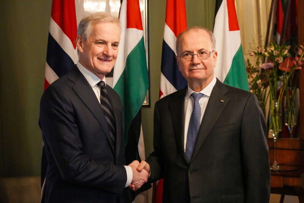 ראש הממשלה הפלסטיני מוחמד מוסטפא (ימין) וראש ממשלת נורווגיה ג'ונאס גאהר בפגישתם באוסלו, היום. | EPA