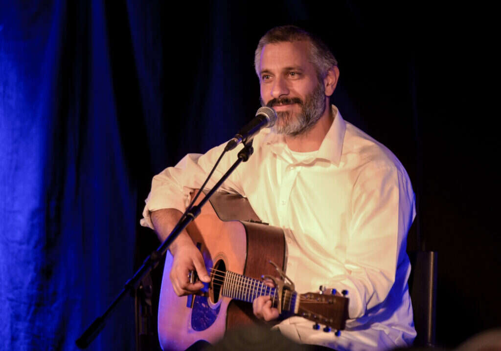 "רוצה להאמין" שיש אבא טוב, משום שהמציאות כשלעצמה מוליכה לכיוון אחר. אביתר בנאי. | פלאש 90