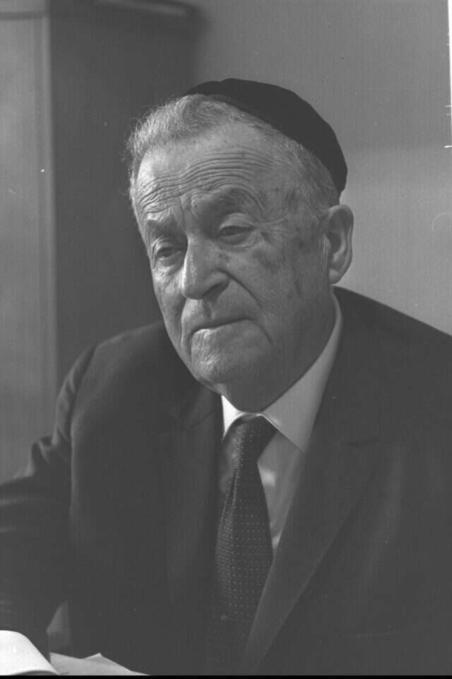 הסופר האמיתי לא יכול לכתת עצמו לכת זו או לכת זו". עגנון. | לע"מ