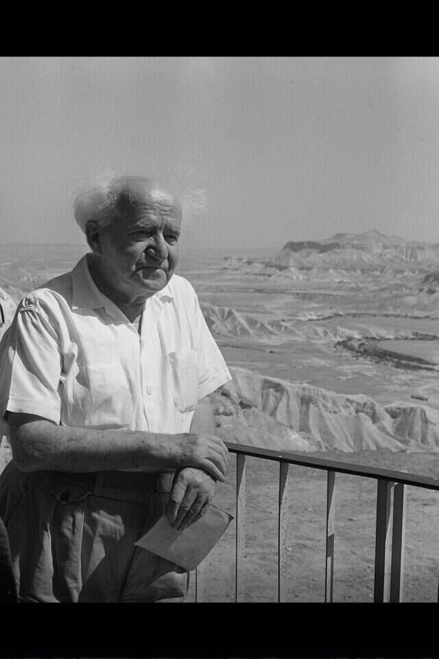 הגיע למסקנה כי הערבים אינם רוצים שלום אמת. בן־גוריון בתצפית על נחל צין, 1968. | פריץ כהן, לע"מ