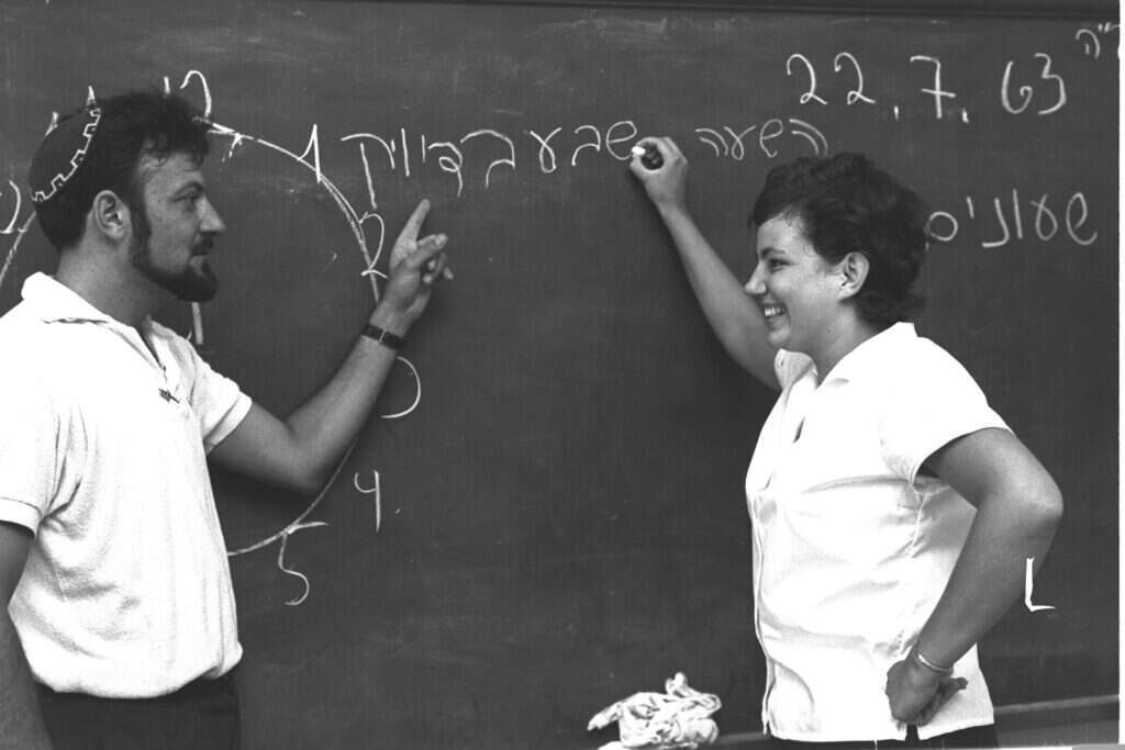 "התרשמתי מכך שכולם בארץ מדברים עברית". אולפן עקיבא. | משה פרידמן, לע"מ