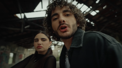 מסך מתוך הקליפ לשיר "חרבו דרבו" של נס וסטילה.