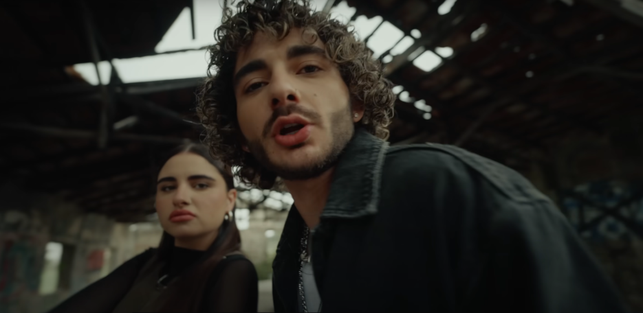 מסך מתוך הקליפ לשיר "חרבו דרבו" של נס וסטילה.