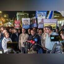 "האויב רואה הכול". צביקה מור בהפגנה נגד העסקה, השבוע. | נעמה שטרן