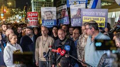 "האויב רואה הכול". צביקה מור בהפגנה נגד העסקה, השבוע. | נעמה שטרן